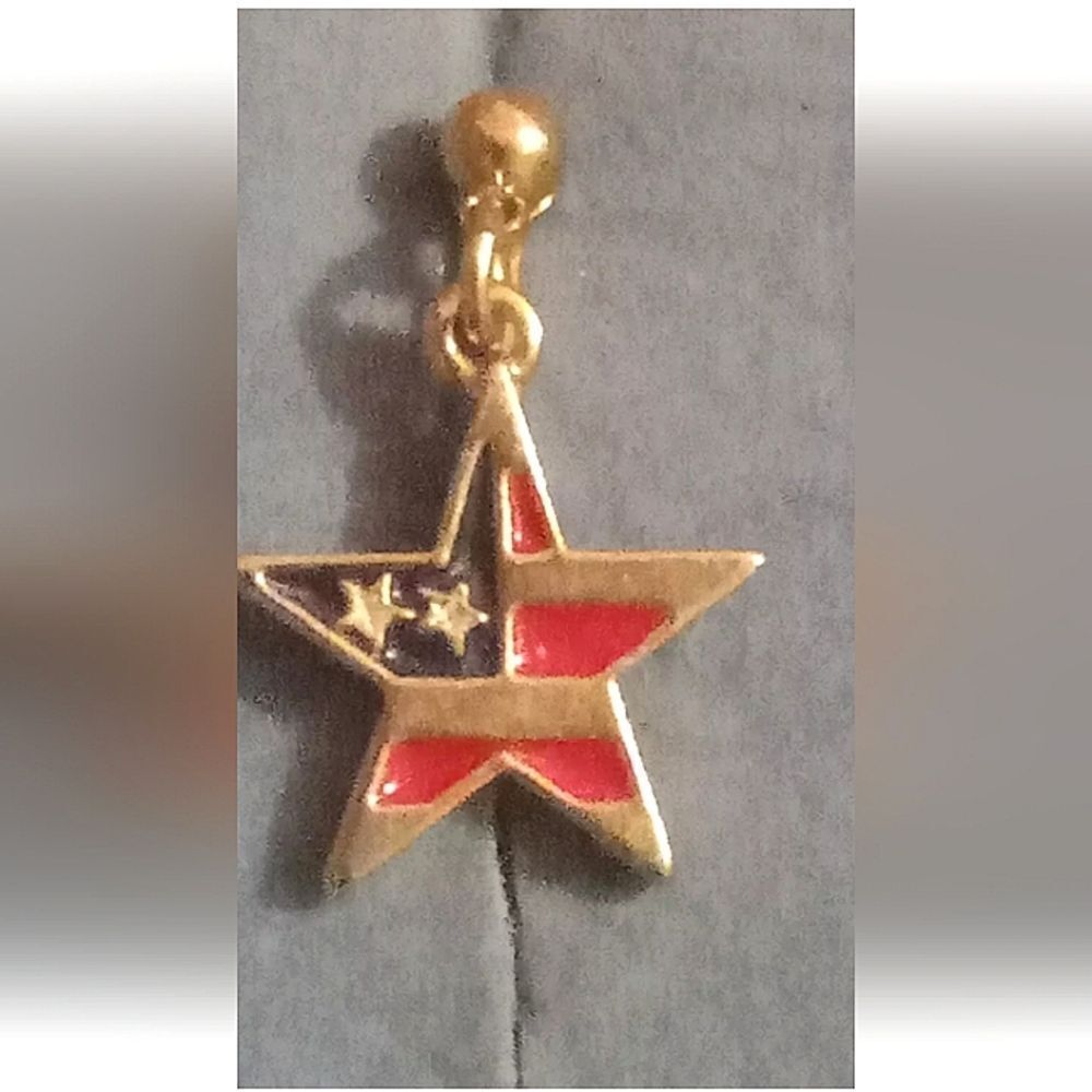 ⭐️5/25 SALE Avon Vintage Patriotic Star Dangle Clip On Earrings